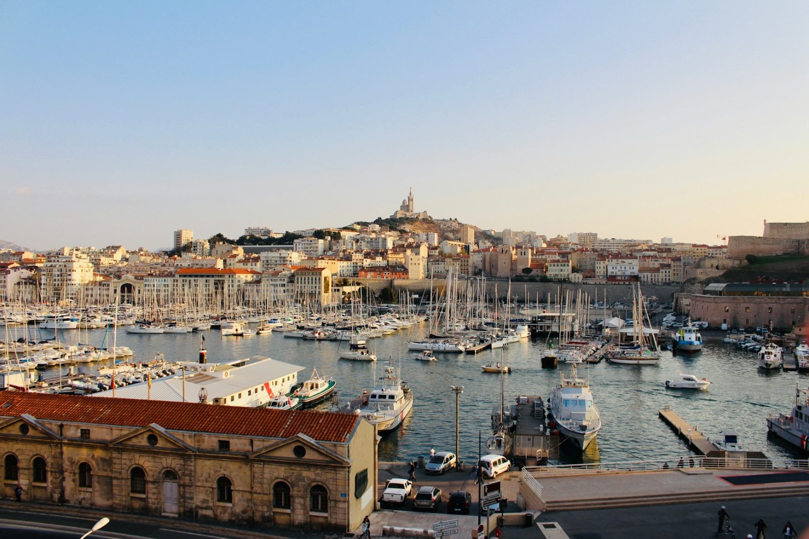 Vue du Vieux-Port de Marseille au lever du jour