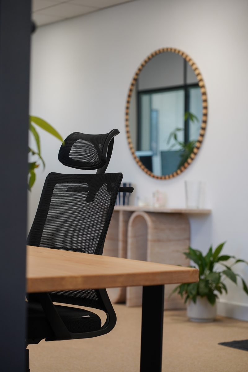 Fauteuil de bureau et miroir dans les locaux du cabinet