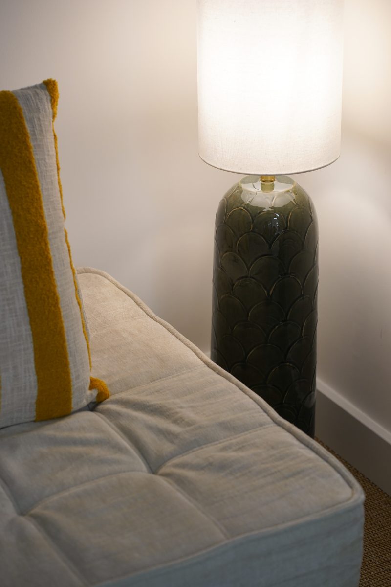 Détail du salon d'attente : coussin et lampe en céramique